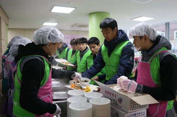 FC안양이 만안종합사회복지관과 함께 배식봉사활동을 진행했다.