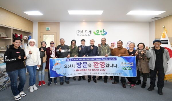 매홀고등학교와 자매결연을 맺은 SMK TAMAN TUANKU JA‘AFAR 고등학교 학생, 교사, 학부모 10명이 오산시청을 방문하여 곽상욱 오산시장과 함께 소통의 장을 마련했다.