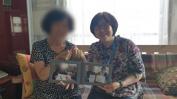방문형 인지강화프로그램‘추억 앨범’전달