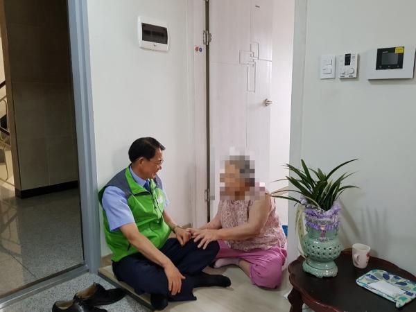 장기본동, 혹서기 대비 저소득층 가정방문 실시!