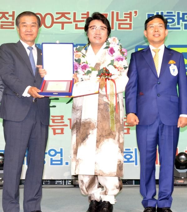 김포시홍보대사 한한국 세계평화작가, 제7회 대한민국 도전페스티벌에서 '세계최고기록 인증서' 받아