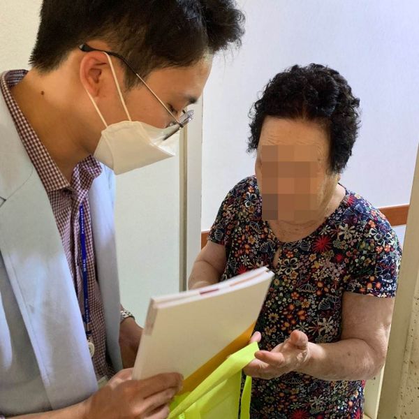 송탄치매안심센터, 비대면 교실 ‘기억잡기’ 시작과 함께 새싹삼 키우기 세트, 교재 전달