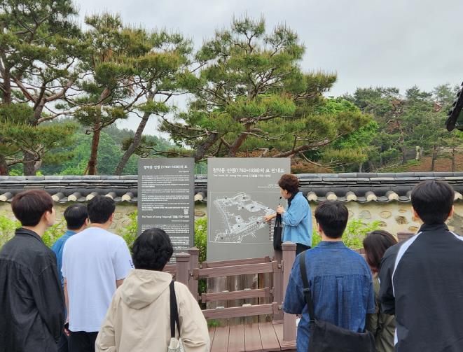 구청 직원들이 청렴 멘토링 워크숍에 참여해 정약용 유적지를 탐방하고 있다