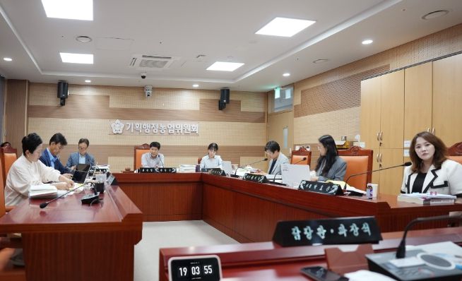 제259회 제1차 정례회 행정사무감사에서 기획행정농업위원회가 늦은 시각까지 감사를 이어갔다.