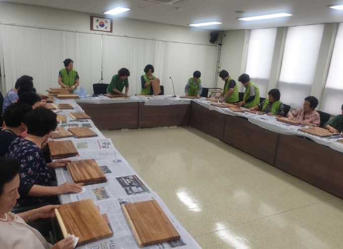 원평동 지역사회보장협의체, ‘원평공예방 도마’ 제작 나눔 행사 진행