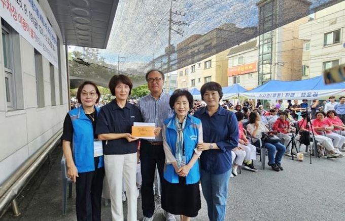 수원시 팔달구 화서1동 주민자치 프로그램, 사군자 축제 부스에서 문인화 판매 수익금 전달