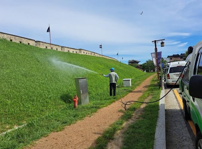 팔달구 보건소 관계자가 23일 수원화성 일대에서 방역특장차를 활용해 방역을 하고 있다.