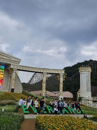 수원시 드림스타트 아동과 가족이 에버랜드 나들이를 하고 있다.