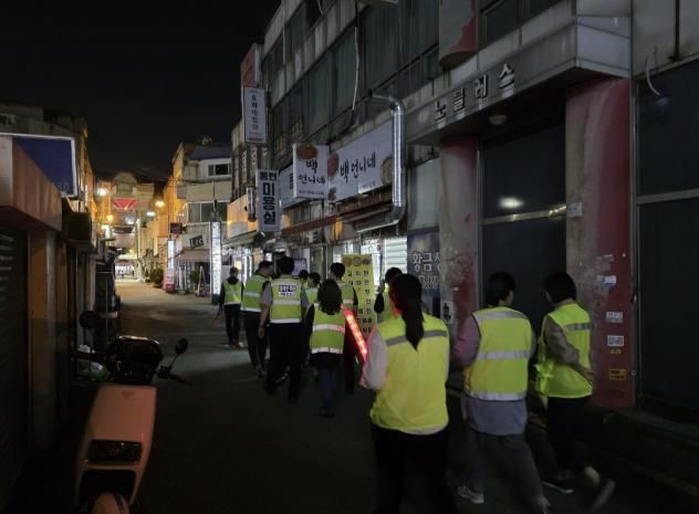 수원시외국인복지센터와 중국동포가 지동 일원에서 안전지킴이 활동을 하고 있다.