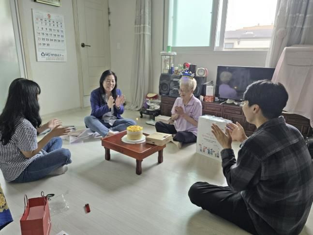 수원시 팔달구 지동, 홀몸 어르신께 따뜻한 생신 축하와 선물 전달