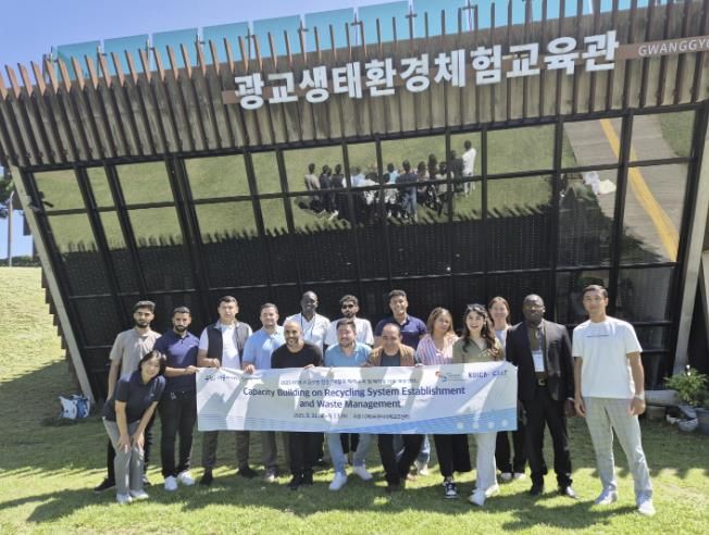 환경도시조성연수 참가자들이 광교생태환경체험교육관 앞에서 기념촬영을 하고 있다.