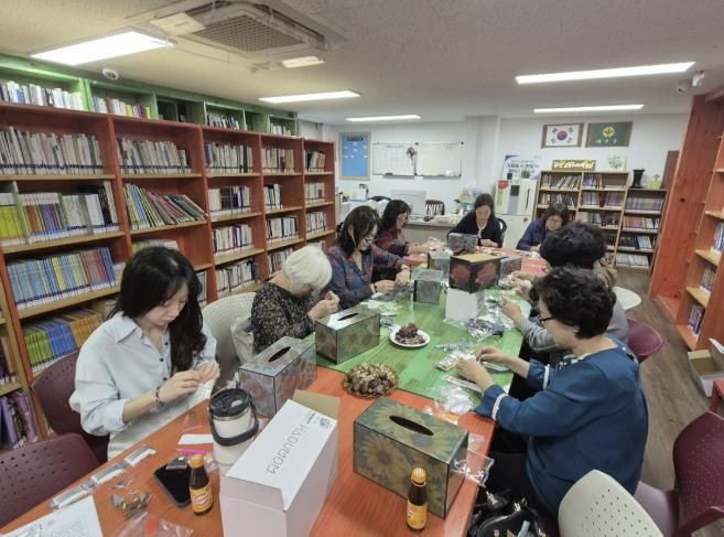 수원시 팔달구 우만2동 새마을문고회, 지역주민과 함께하는 '비즈 티슈케이스 만들기' 진행