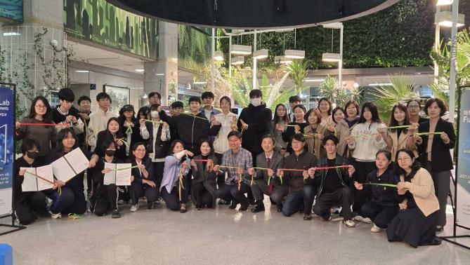 조용익 시장과 전시회 관계자, 참여자들이 기념사진을 찍고 있다.