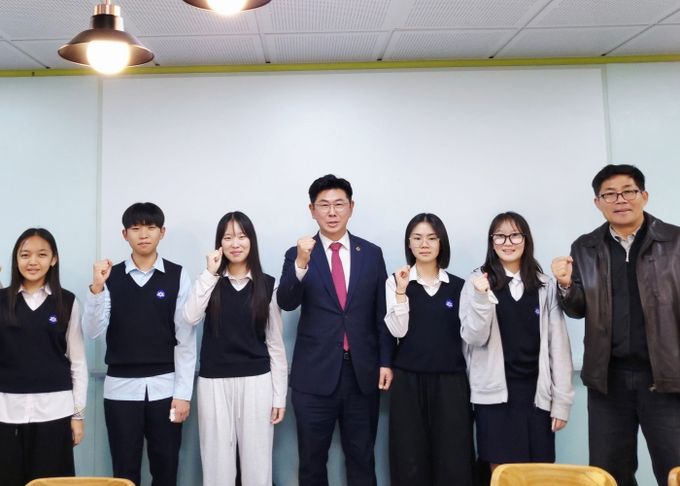 윤충식 의원, 갈월중 교육현장 살피며 학생들과 소통