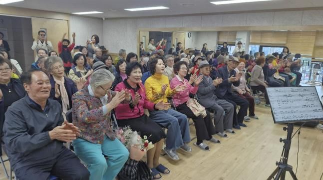 안양시 동안치매안심센터, 치매가족 힐링 프로그램 ‘동치美 가을음악회’성료