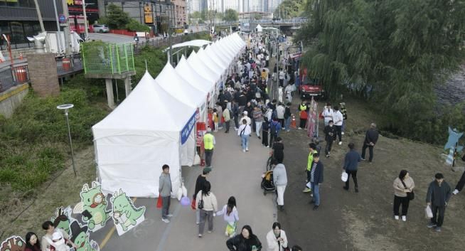 25일 신갈오거리 일원에서 열린 '2025 신갈오거리 도시재생 거리예술축제' 현장