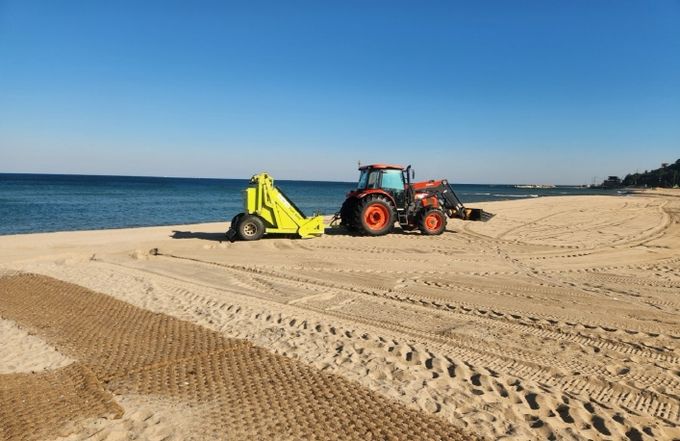영덕군이 국제H웰니스페스타 행사 장소를 비치 클리너를 활용해 정비하고 있다.