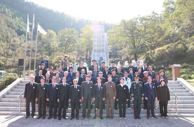 제25회 한국전행후민간인희생자 합동추모 위령제 사진(매전면 덕산리 산141-6)