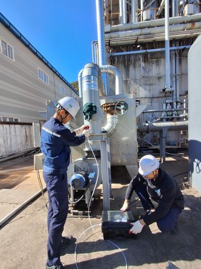 경주시 환경정책과 직원과 민간 환경기술인이 관내 환경배출사업장을 점검하며 대기오염 방지시설의 가동 상태를 확인하고 있다