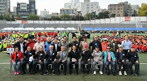 오세훈 서울시장이 31일(금) 오전 용산구 효창운동장에서 열린 '제25회 시니어올림픽'에서 참석자들과 기념촬영을 하고 있다.