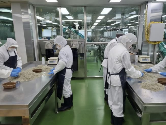 수산물 공급업체에서 학교급식 공급 예정인 식자재를 확인하고 있다.