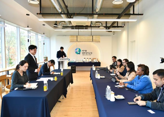 김병수 시장이 31일 남아공과 헝가리, 체코, 튀르키예, 필리핀, 인도, 태국 등 7개국 대표 외신들과 애기봉평화생태공원과 접경지 안보관광을 주제로 외신 기자 간담회를 진행했다.