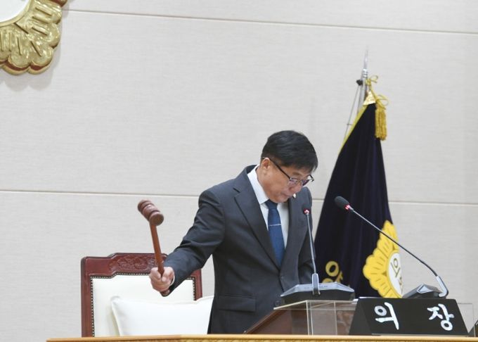 윤창철 의장이 제382회 임시회 제1차 본회의를 주재하고 있다.