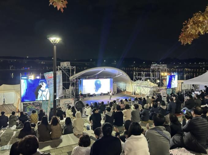 가을 감성 물든 시흥시 은계호수공원, 2천여 명 시민 함께한 '제2회 시흥 뮤직페스티벌' 성황
