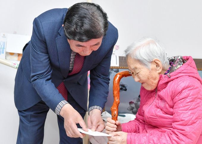 횡성군, 100세 어르신 8명에게 장수지팡이 ‘청려장’ 전달