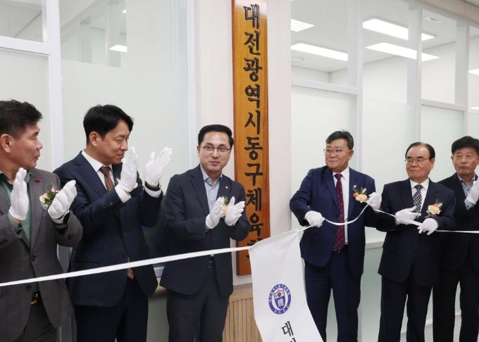 박희조 동구청장이 동구체육회 청사 개소식에 참석해 축하 인사를 하고 있다