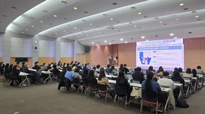 천안시는 14일 시청 대회의실에서 직원 대상 친절교육을 실시했다.