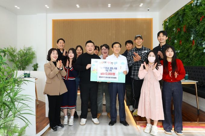 조길형 충주시장 청년과의 소통 간담회 개최(청년이 빛나는 봉방 행사 수익금 전액을 기탁하는 봉방동 청년사업자연합회 사진)