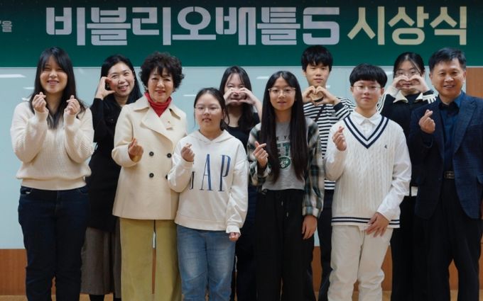 시상식에서 안필연 대표이사(좌측 세번째), 정구선 도서관본부장(우측 첫 번째)이 수상자들과 포즈를 취하고 있다.