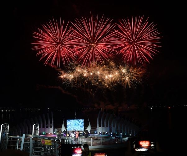 1. 목포해상W쇼가 전국체전 개막 이튿날에 열려 선수단과 관광객을 격려했다.