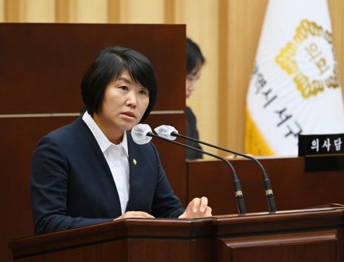 광주 서구의회 오미섭 의원이 제315회 임시회 중 제3차 본회의에서 발언하고 있다.