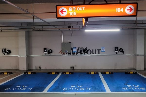 광명시는 주차대수가 50면 이상인 학교, 병원, 오피스텔 등 공중이용시설은 오는 1월 27일까지 전기차 충전시설과 전용주차구역 설치를 완료하거나 시에 설치 유예신청을 해야 한다고 밝혔다.