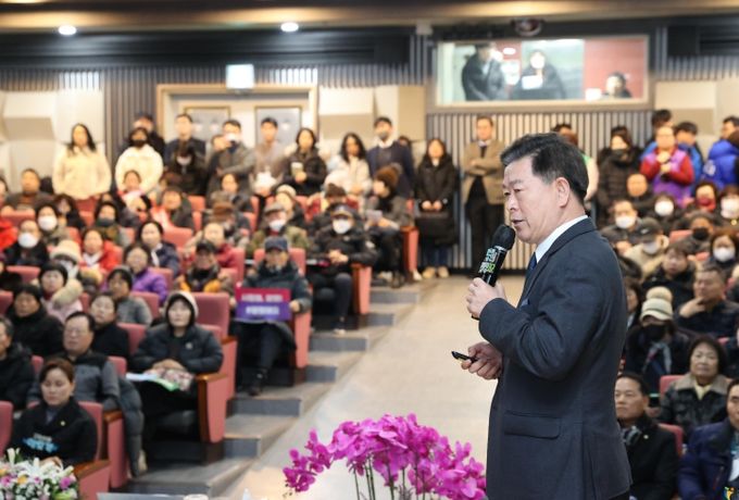 광명2동 시민과의 대화에서 시정을 설명하고 있는 박승원 광명시장