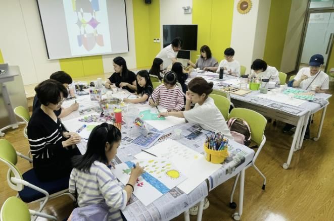 동두천 꿈나무정보도서관, 그림책 전시 ‘깃털과 이끼’ 창작 워크숍 성료