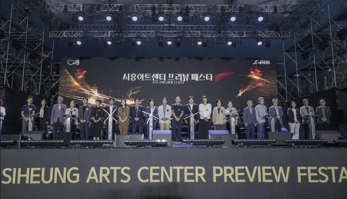 오픈식 행사에 참여한 관계자들 기념촬영