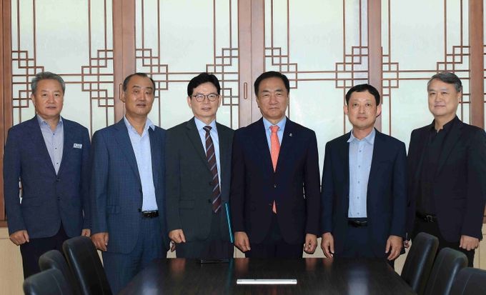 왼쪽부터 행정자치국장, 남성진 위원, 박상철위원, 평택시장(정장선), 신동택 위원, 윤성내 위원