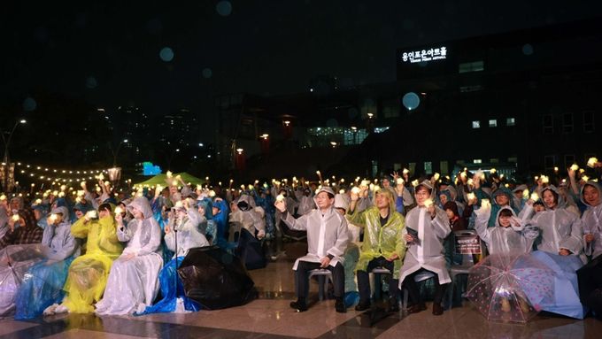 이상일 용인특례시장은 10일 저녁 포은아트홀 문화광장서 열린 '가을별빛 콘서트'에 참석해 시민들과 공연을 함께했다