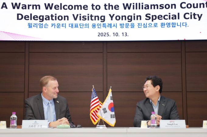 이상일 용인특례시장(오른쪽)과 스티븐 스넬(왼쪽)미국 텍사스주 윌리엄슨카운티장이 13일 용인특례시청 접견실에서 양 도시의 발전 방안을 논의하고 있다.