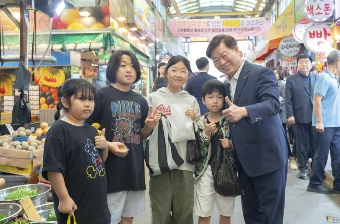 박승원 광명시장이 지난 9월 30일 광명새마을시장을 찾은 아이들과 기념사진을 촬영하고 있다.