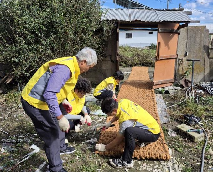 평택시 오성면 지역사회보장협의체, 취약계층에 생필품과 계절 김치 전달 및 주거환경 개선 봉사