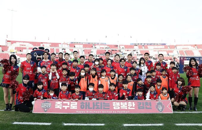 11월 1일 포항전 홈경기에서 김천상무 선수단과 에스코트 참가자가 사진을 찍고 있다.
