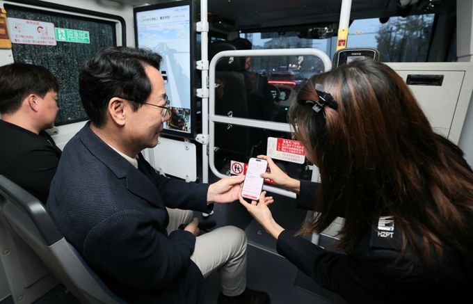 정명근화성특례시장이 항저우시 공공교통 유한회사를 방문하여 자율주행 시스템을 체험하고 있다.