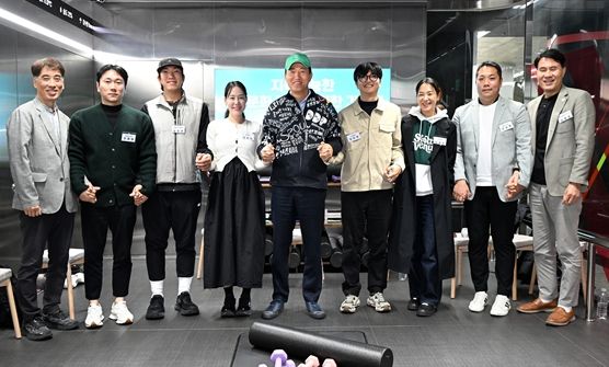 오세훈 서울시장이 10일(월) 영등포구 5호선 여의나루역 러너스테이션에서 열린 '지속가능한 러닝문화 조성을 위한 간담회' 참석자들과 기념사진을 촬영하고 있다.