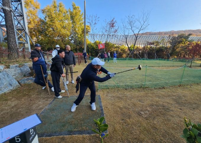 12일 오전 기형도문화공원 파크골프장에서 열린 ‘제1회 광명시장배 장애인 파크골프대회’ 참가자들이 경기를 하고 있다.