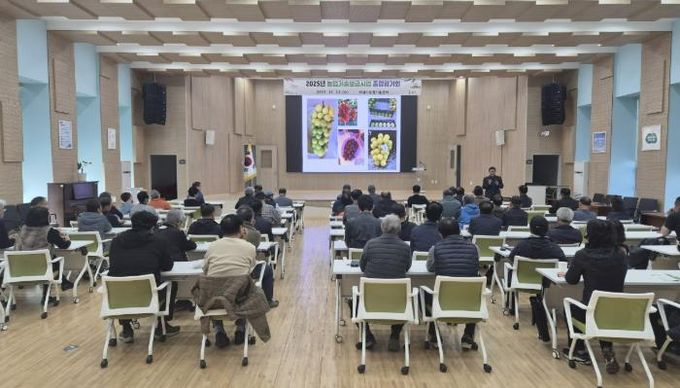 화성특례시가 12일 화성시농업기술센터에서 2025년 농업기술보급사업 종합평가회를 하고 있다