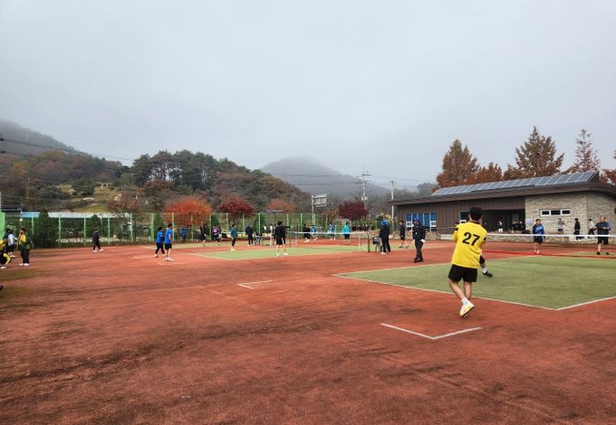 진안군 용담댐 주변 친선 족구대회로 지역 화합 다져
